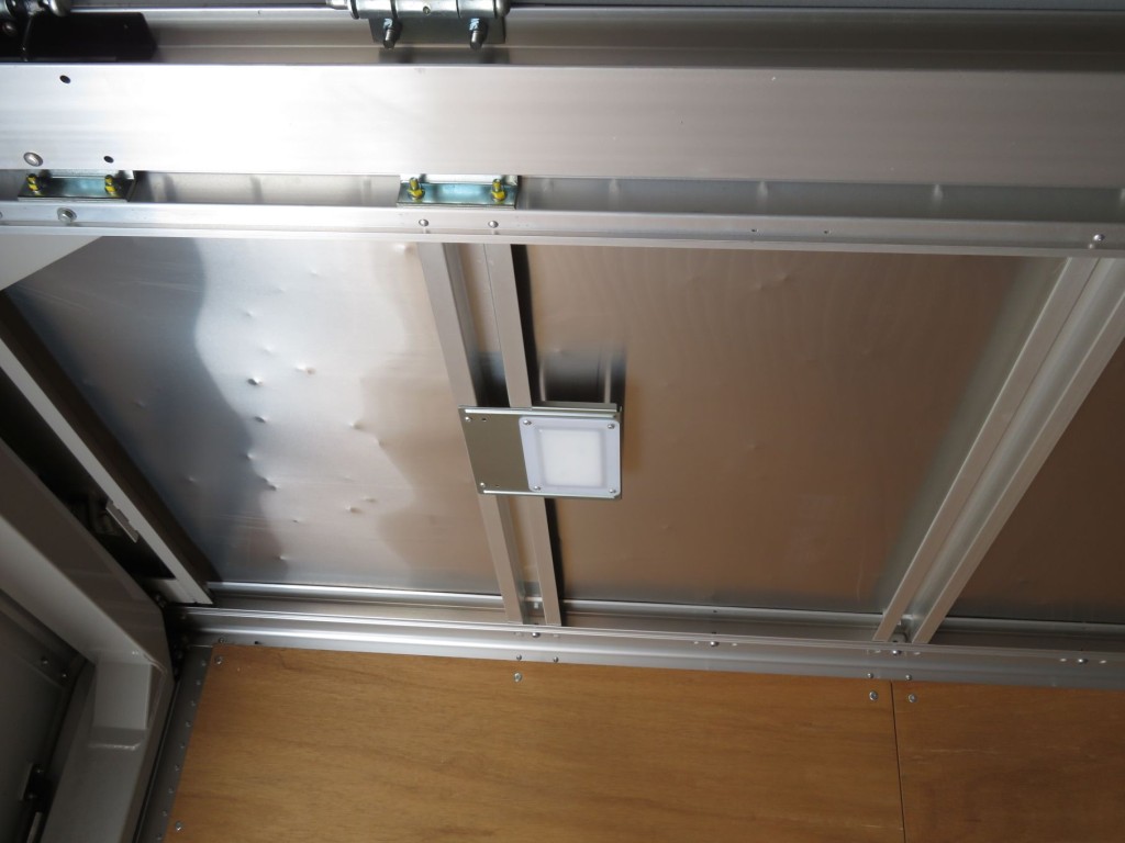 ウイングの天井各所に雹害によるヘコミがあります。|いすゞ フォワード 2RG-FRR90T2(2WD)の写真10