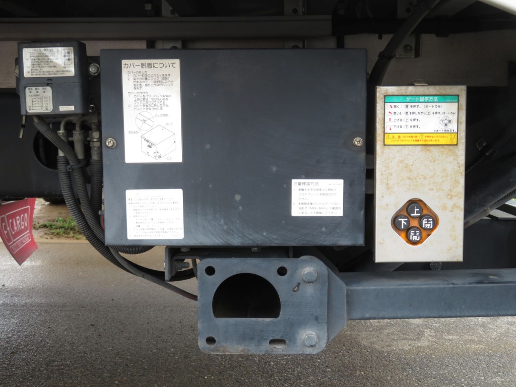 ゲートの操作スイッチです。|いすゞ フォワード 2RG-FRR90T2(2WD)の写真12