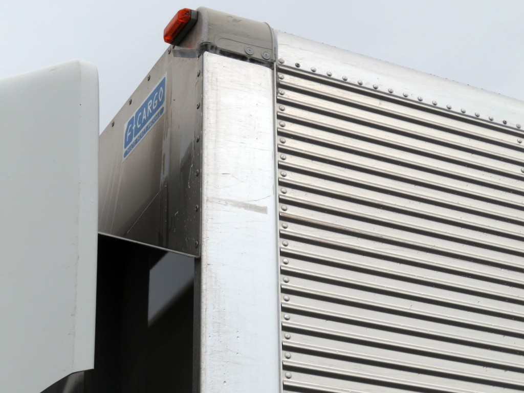 助手席側羽根の前側に細かい線キズがあります。|いすゞ フォワード 2RG-FRR90T2(2WD)の写真16