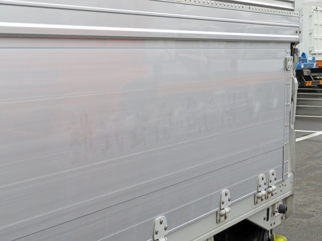 助手席側あおり後方に看板日焼け跡があります。|いすゞ フォワード 2RG-FRR90T2(2WD)の写真19