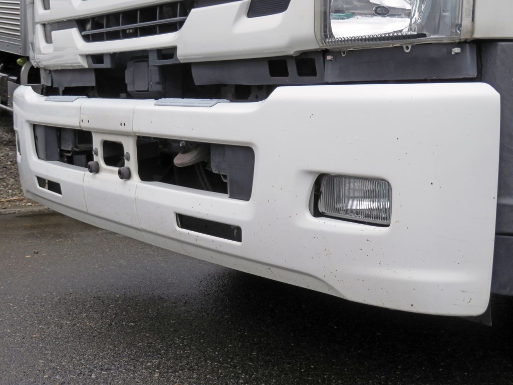 フロントバンパー各所に細かいキズ・サビがあります。|いすゞ フォワード 2RG-FRR90T2(2WD)の写真33