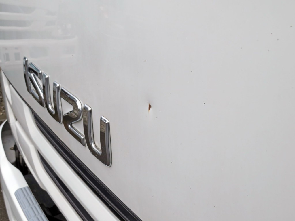 フロントパネルに小さいヘコミ・サビがあります。|いすゞ フォワード 2RG-FRR90T2(2WD)の写真34