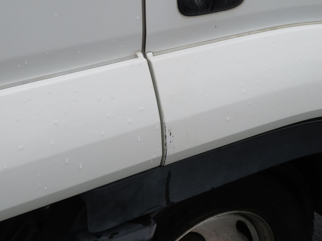 運転席ドアフェンダーに小キズがあります。|いすゞ フォワード 2RG-FRR90T2(2WD)の写真40