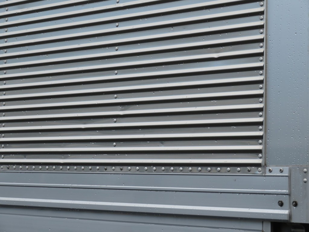 運転席側コルゲートに小さいヘコミが複数個所あります。|いすゞ フォワード 2RG-FRR90T2(2WD)の写真42