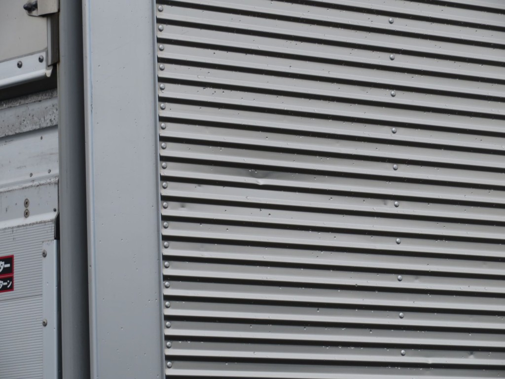 運転席側コルゲート後方にヘコミが複数個所あります。|いすゞ フォワード 2RG-FRR90T2(2WD)の写真43