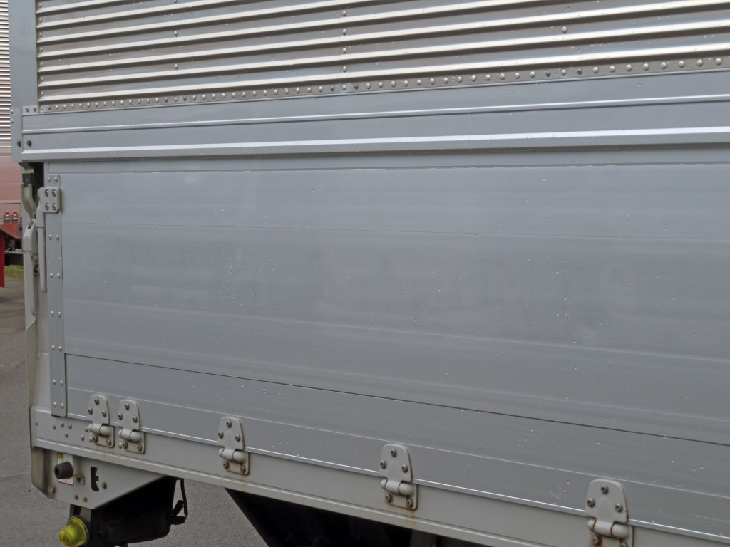 運転席側あおり後方に看板日焼け跡があります。|いすゞ フォワード 2RG-FRR90T2(2WD)の写真44