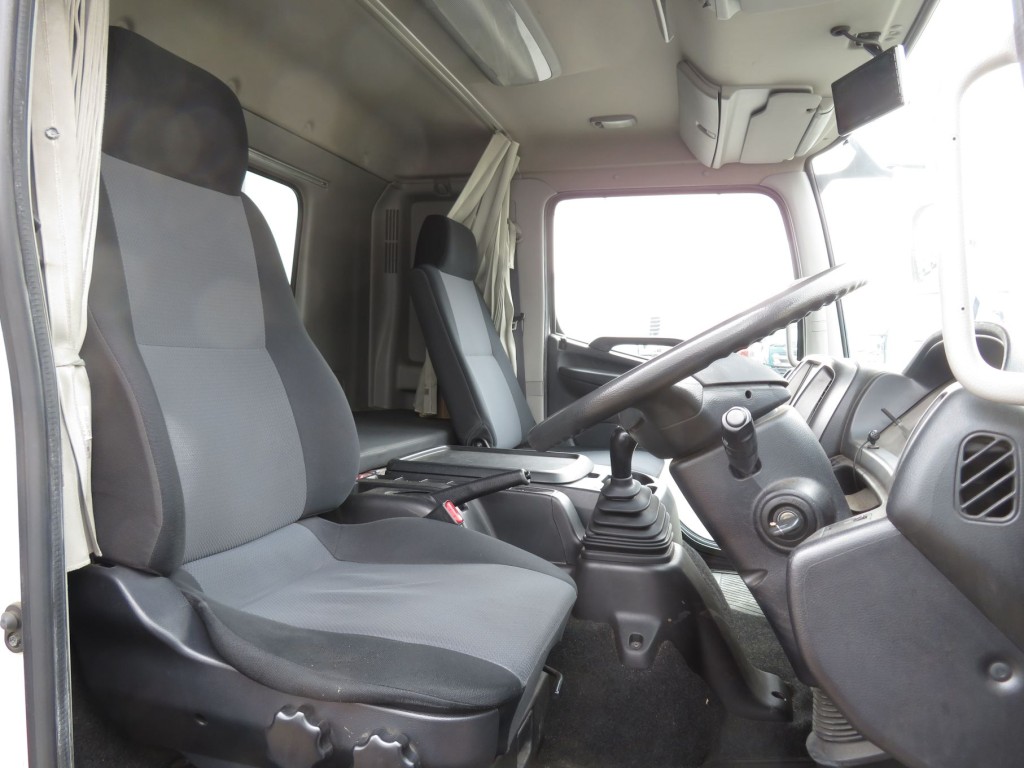 運転席座面にヘタリがあります。|日野 レンジャー TPG-FD7JLAG(2WD)の写真6