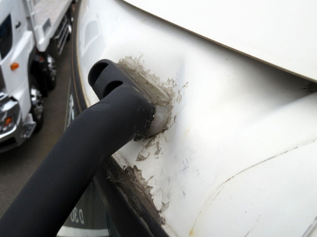 サイドミラーステー取り付け面にヘコミ、コーキング補修がされています。|日野 レンジャー TPG-FD7JLAG(2WD)の写真10