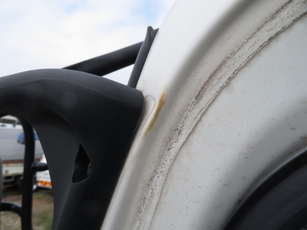 助手席側サイドミラーステー取り付け部にヘコミがあります。|日野 レンジャー TPG-FD7JLAG(2WD)の写真11