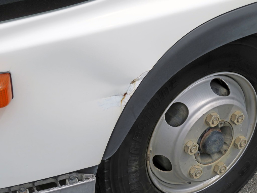 助手席ドアにキズ・ヘコミがあります。|日野 レンジャー TPG-FD7JLAG(2WD)の写真12