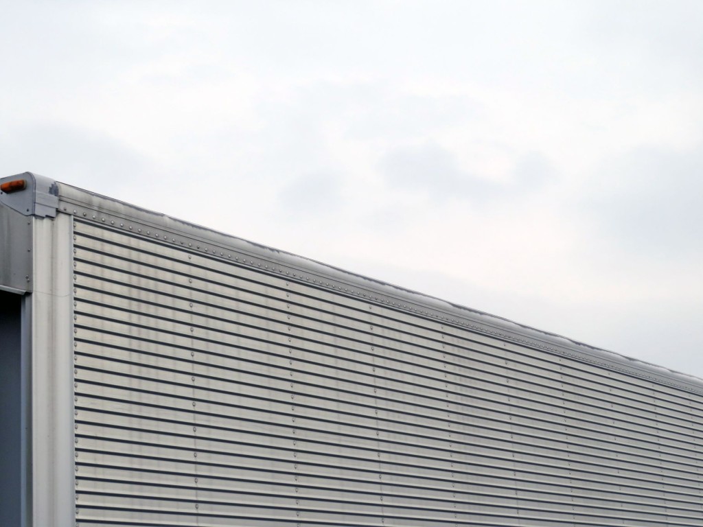 助手席側羽根の上部カドににキズがあります。|日野 レンジャー TPG-FD7JLAG(2WD)の写真13