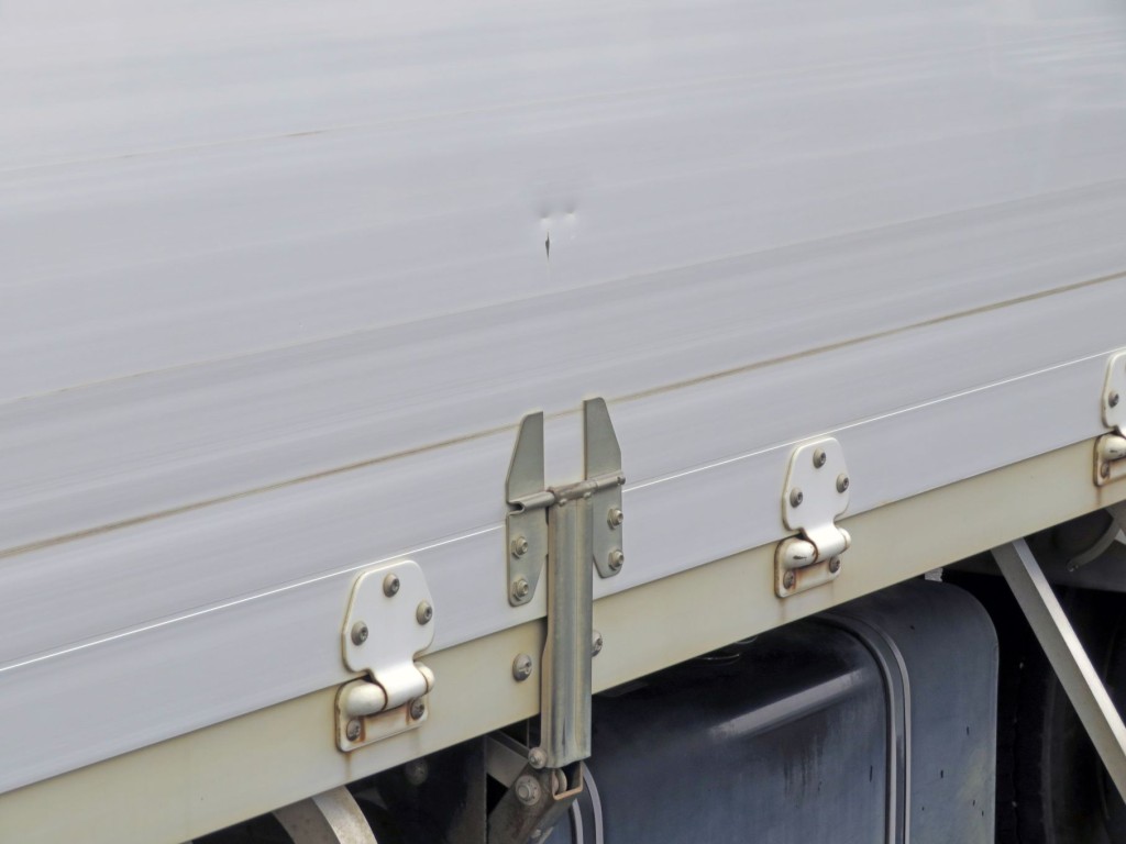 助手席側あおりにキズ・ヘコミがあります。|日野 レンジャー TPG-FD7JLAG(2WD)の写真14