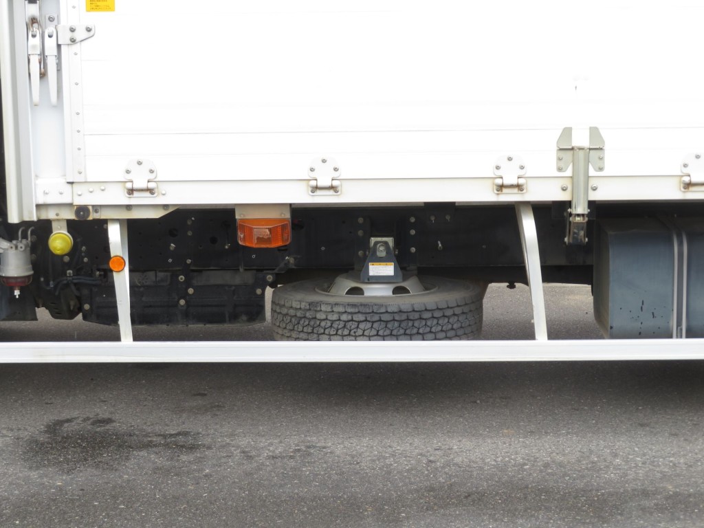 助手席側サイドバンパーのステーに曲がりがあります。|日野 レンジャー TPG-FD7JLAG(2WD)の写真15