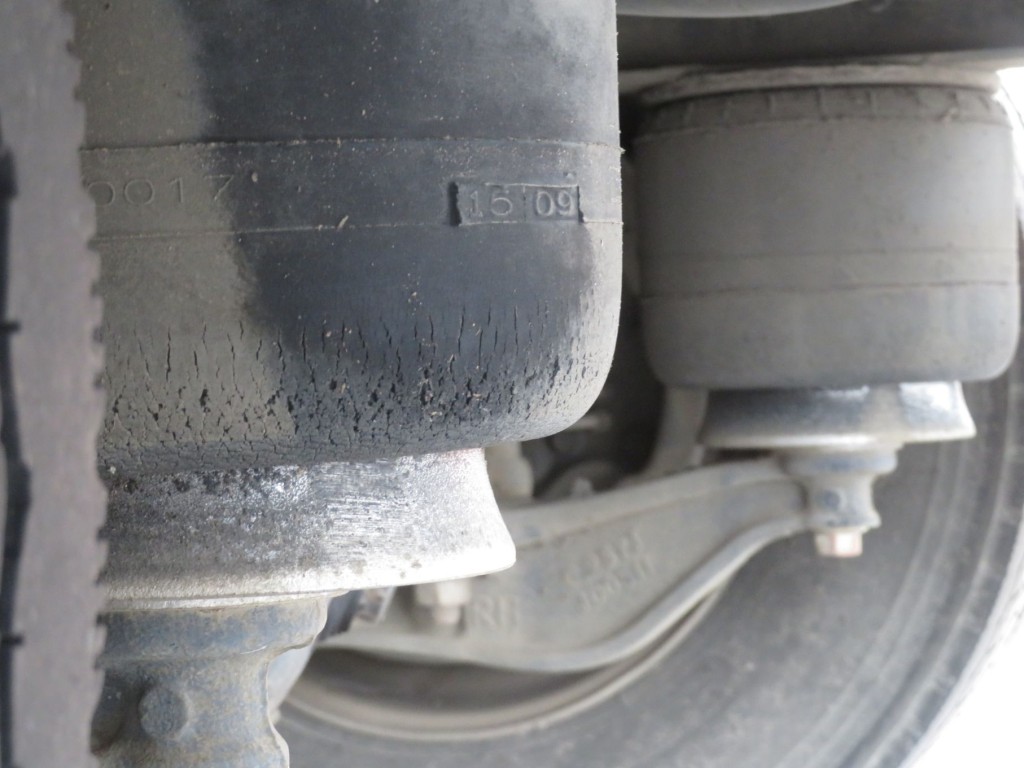 エアサスのベローズにヒビがあります。|日野 レンジャー TPG-FD7JLAG(2WD)の写真16