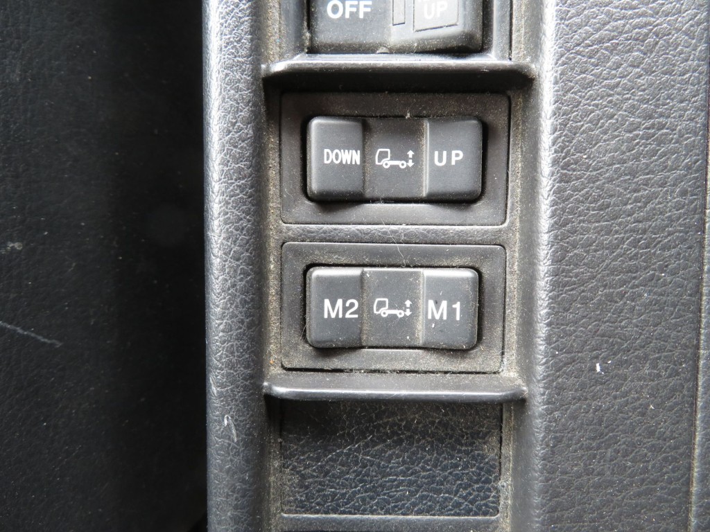 エアサスの操作スイッチです。|日野 レンジャー TPG-FD7JLAG(2WD)の写真18