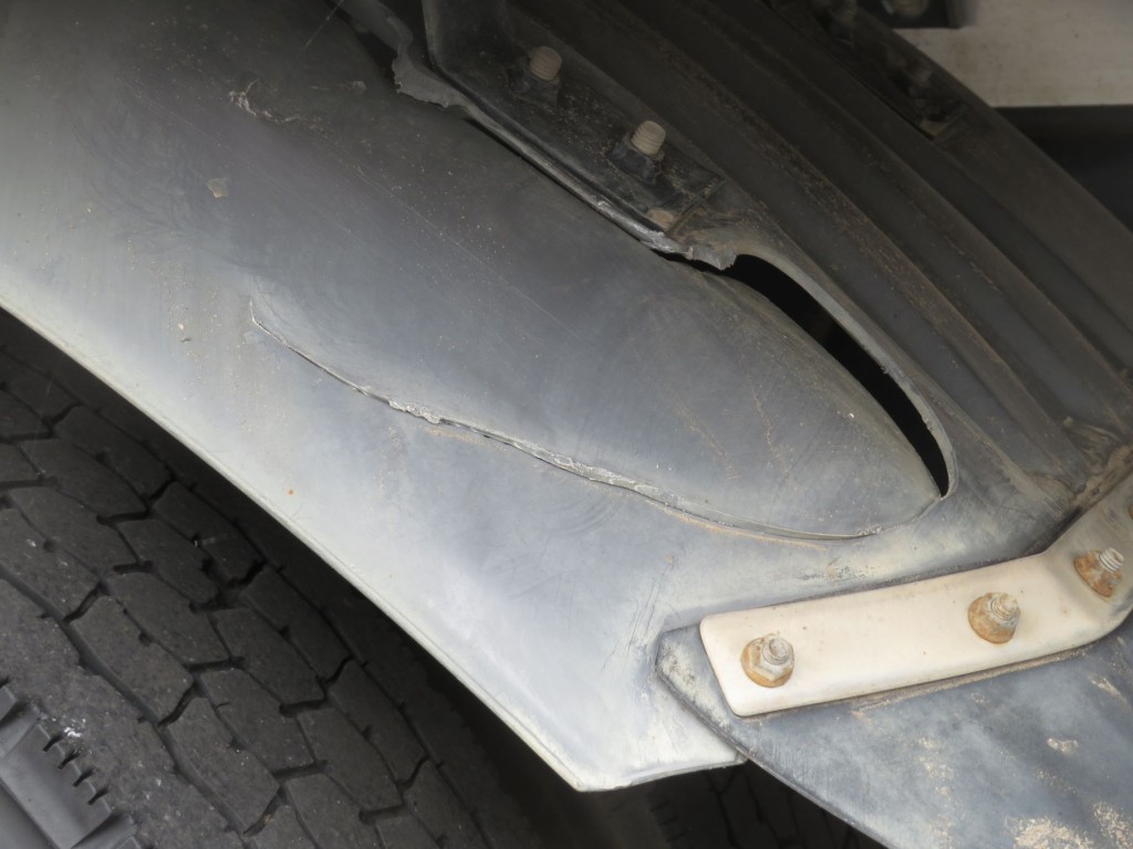 助手席側リアフェンダーに割れがあります。|日野 レンジャー TPG-FD7JLAG(2WD)の写真28