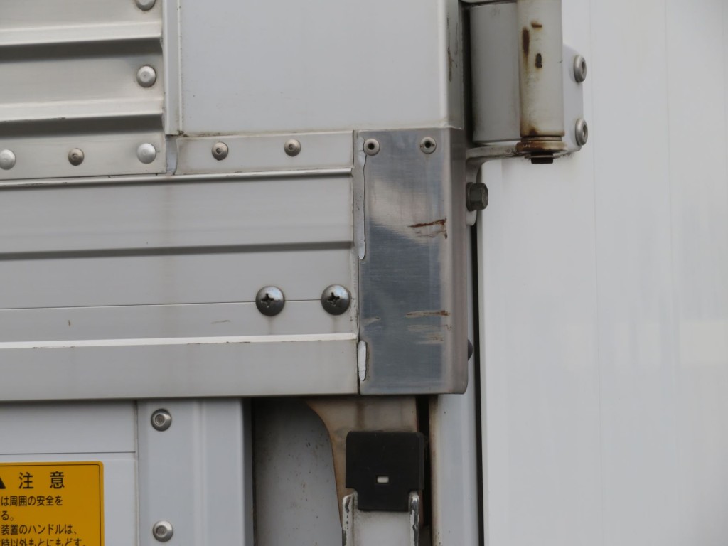 助手席側羽根の後端にキズがあります。|日野 レンジャー TPG-FD7JLAG(2WD)の写真30