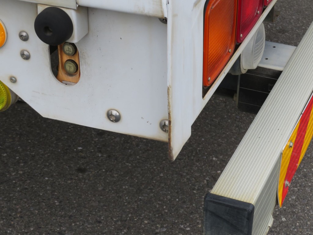 リアレール助手席側端のミミ部にサビがあります。|日野 レンジャー TPG-FD7JLAG(2WD)の写真31