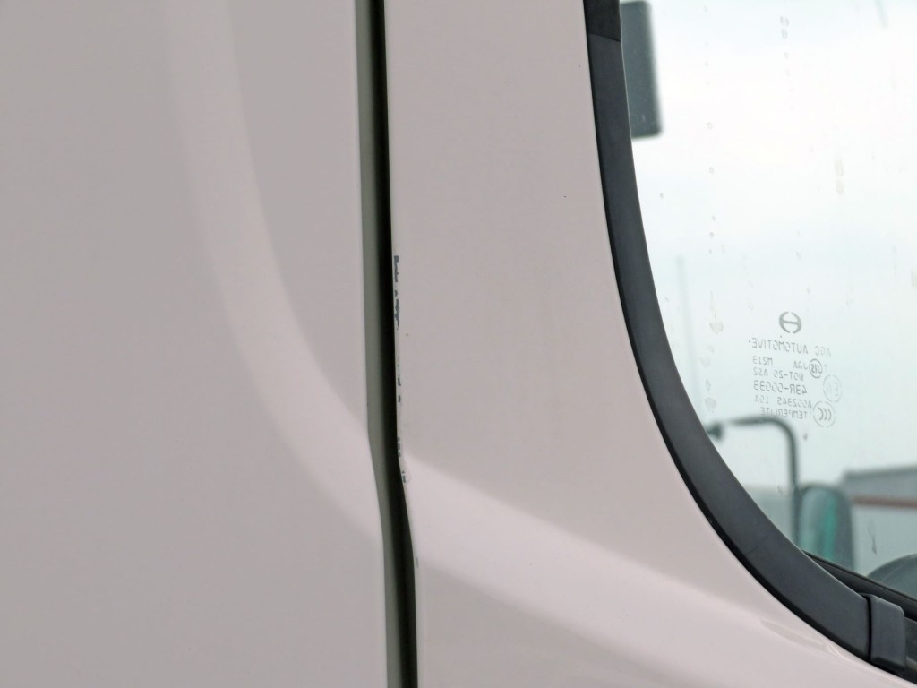 運転席ドアの窓枠付近に小キズがあります。|日野 レンジャー TPG-FD7JLAG(2WD)の写真33