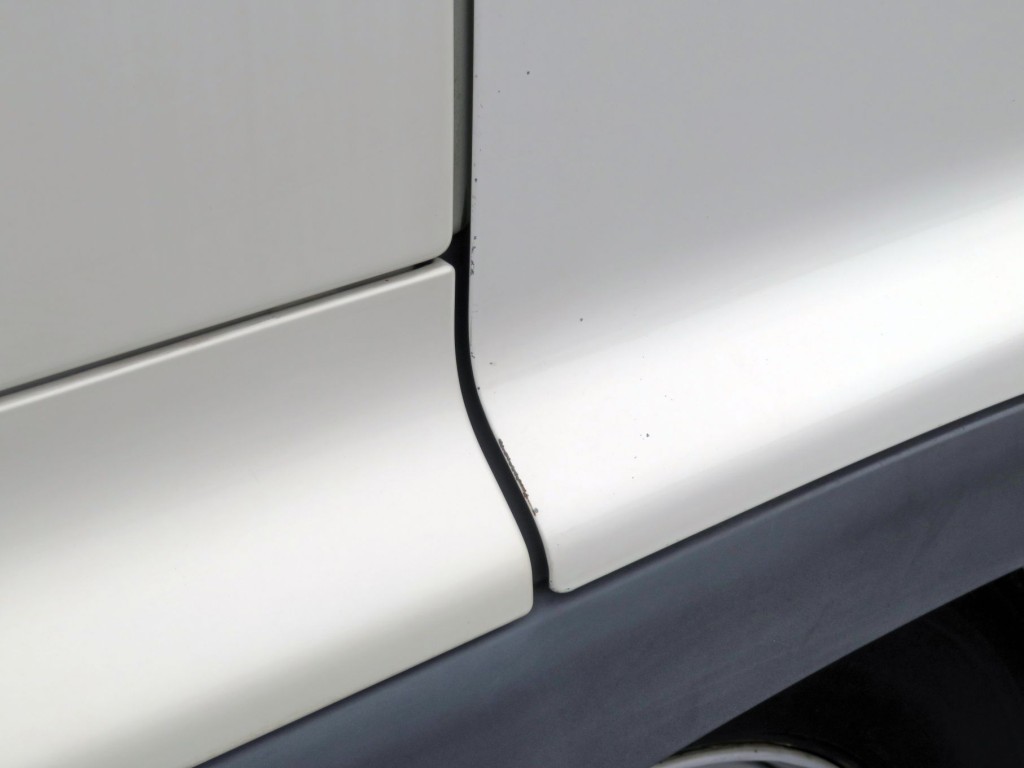 運転席ドアの後端に細かいキズがあります。|日野 レンジャー TPG-FD7JLAG(2WD)の写真34