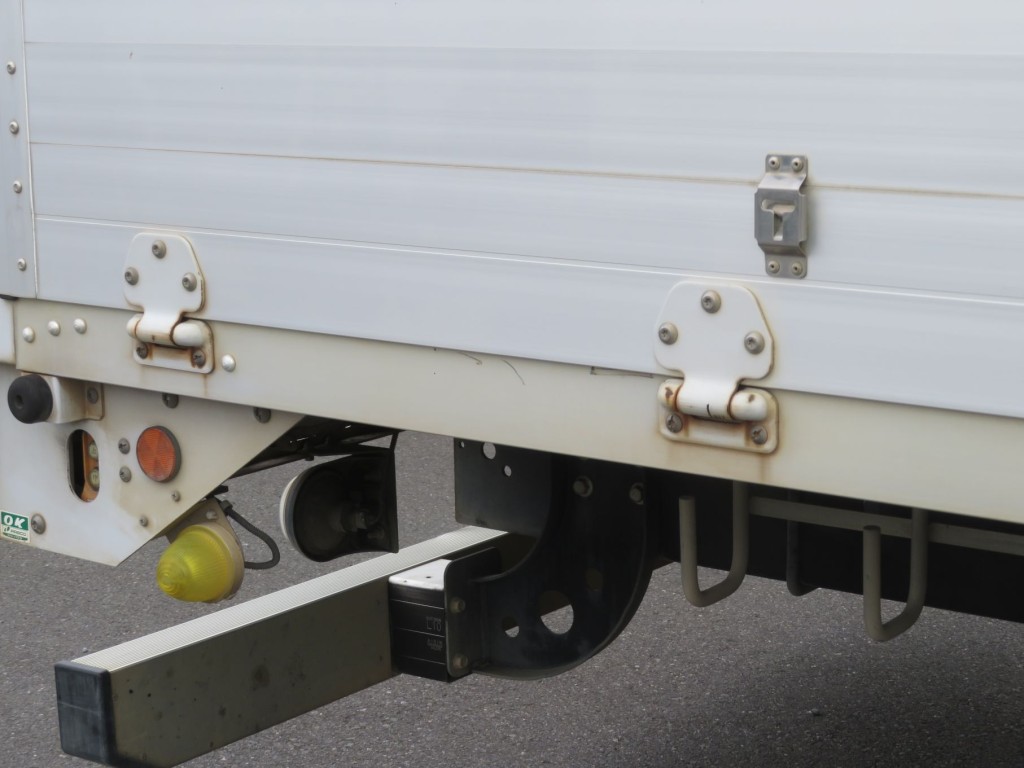 運転席側サイドレール後方に細かいキズがあります。|日野 レンジャー TPG-FD7JLAG(2WD)の写真37