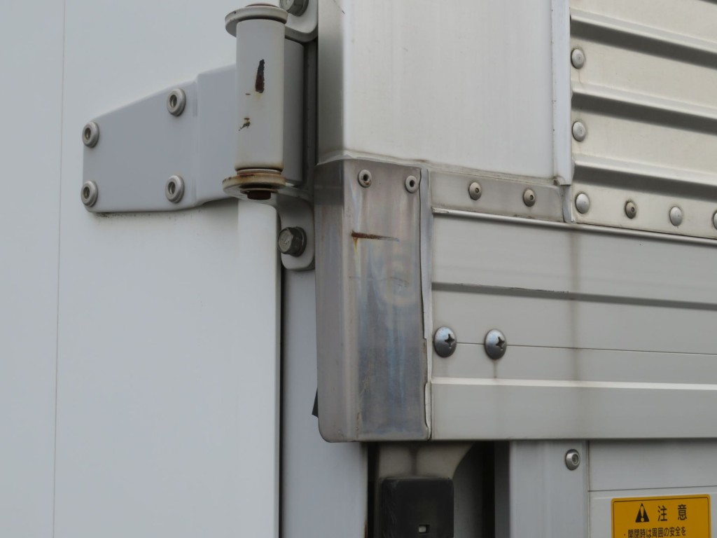 運転席側羽根の後端にキズがあります。|日野 レンジャー TPG-FD7JLAG(2WD)の写真38