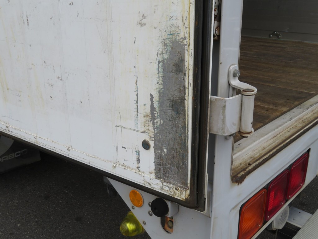 リア扉内側にキズがあります。|日野 レンジャー TPG-FD7JLAG(2WD)の写真43
