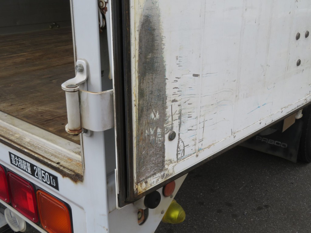 リア扉内側にキズがあります。|日野 レンジャー TPG-FD7JLAG(2WD)の写真44