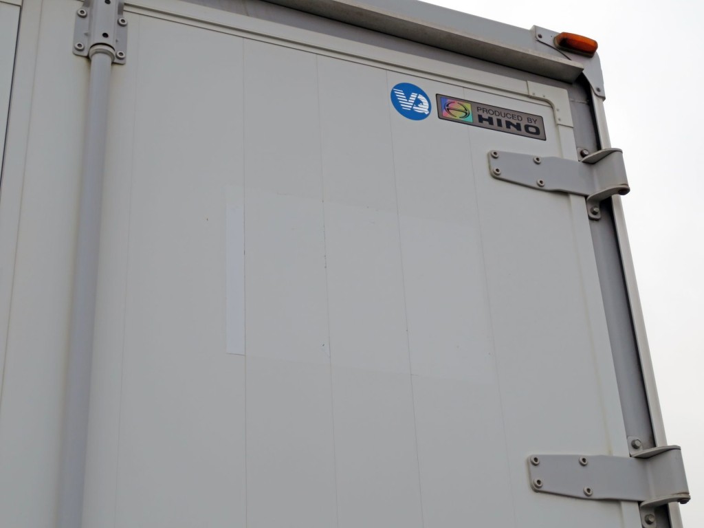 リア扉に看板日焼け跡があります。|日野 レンジャー TPG-FD7JLAG(2WD)の写真45