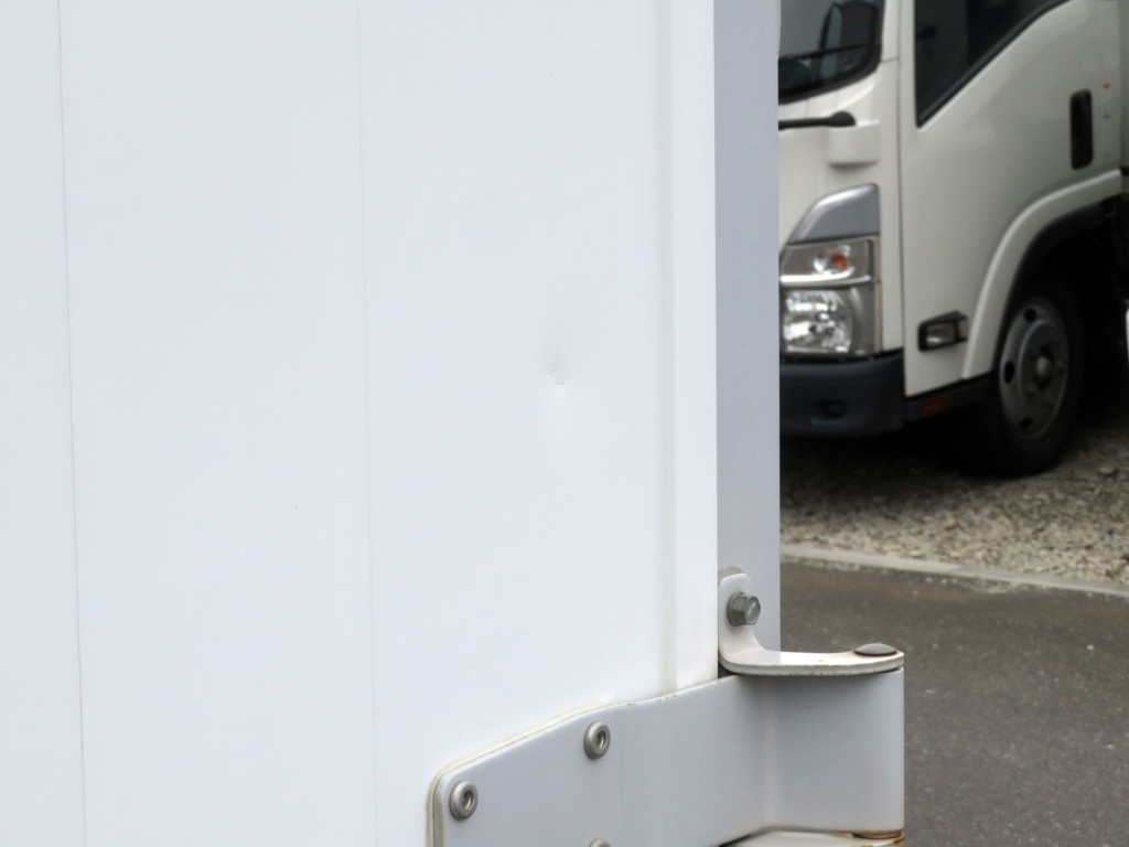 リア扉に小さいヘコミがあります。|日野 レンジャー TPG-FD7JLAG(2WD)の写真46