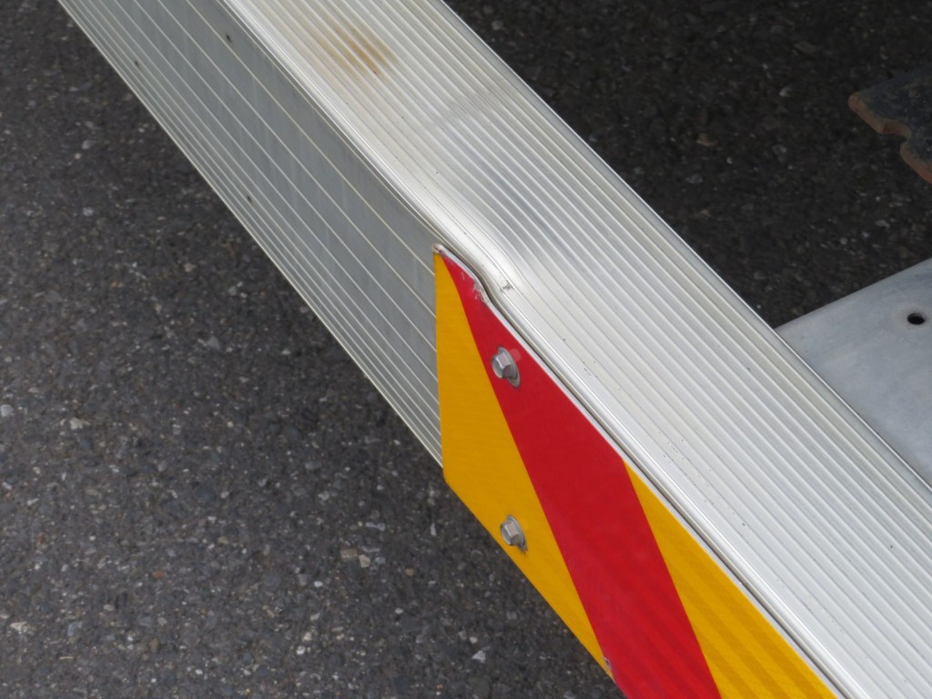 リアバンパーにヘコミがあります。|日野 レンジャー TPG-FD7JLAG(2WD)の写真48