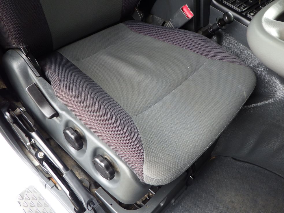 運転席座面にヘタリがあります。|三菱 スーパーグレート QKG-FV50VXの写真35