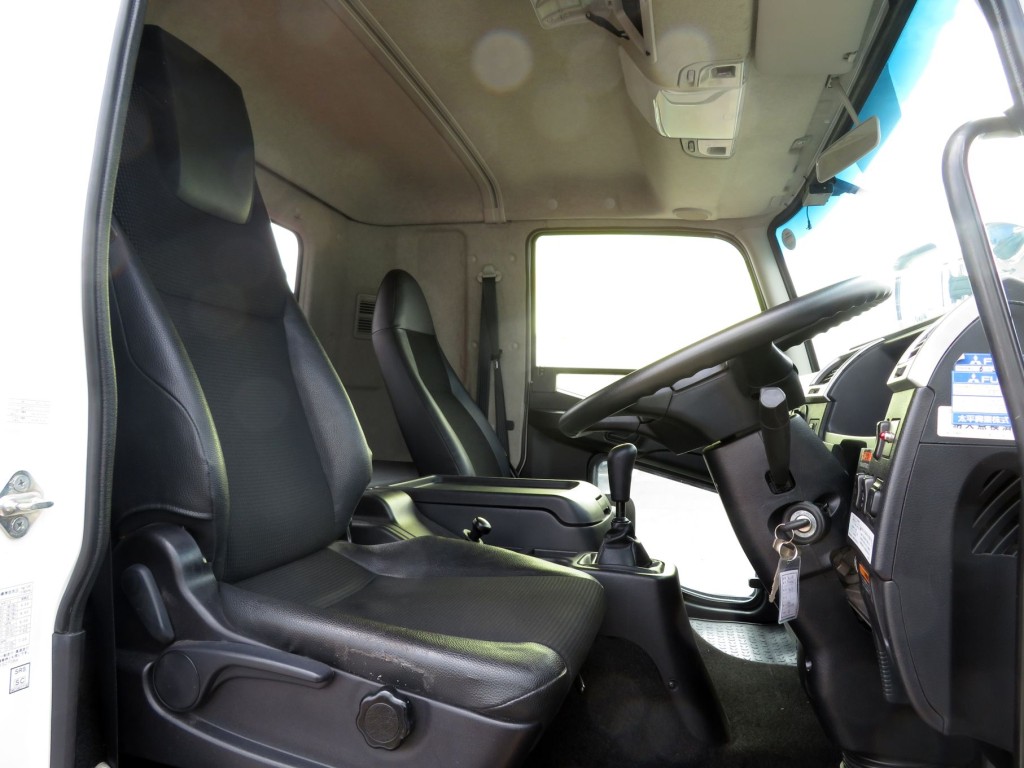 運転席座面にヘタリ・破れがあります。|三菱 ファイター 2KG-FK62FZの写真6