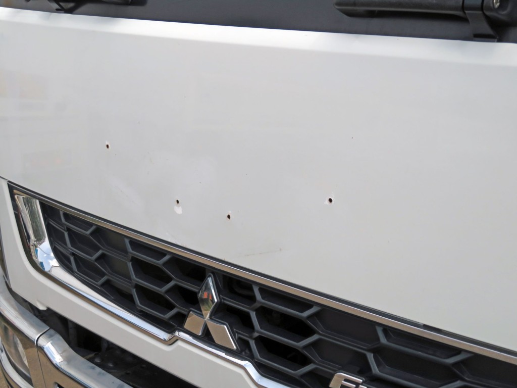 フロントパネルに加工跡(ドリル穴)があります。|三菱 ファイター 2KG-FK62FZの写真14