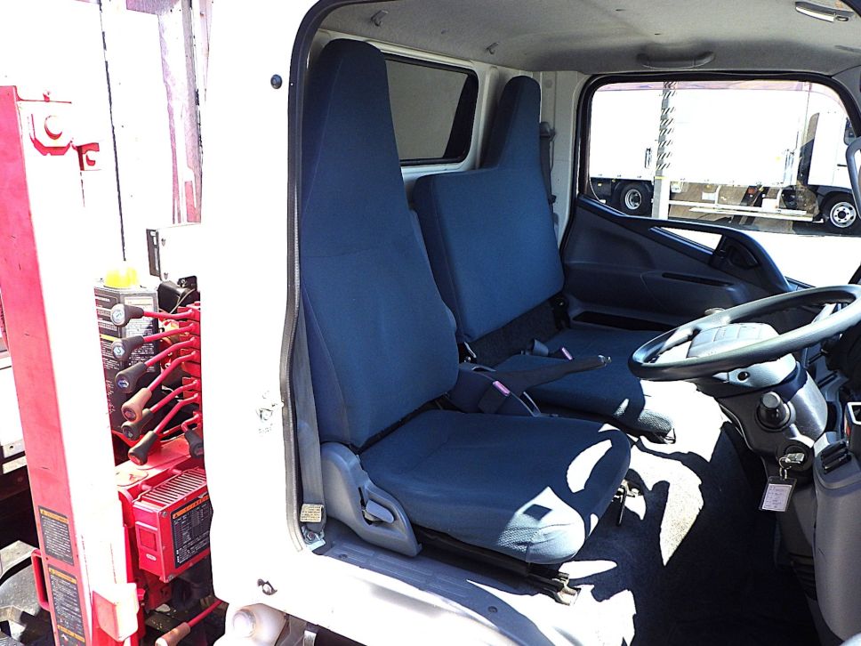 乗車定員は３名です。|三菱 キャンター TKG-FEA50の写真6