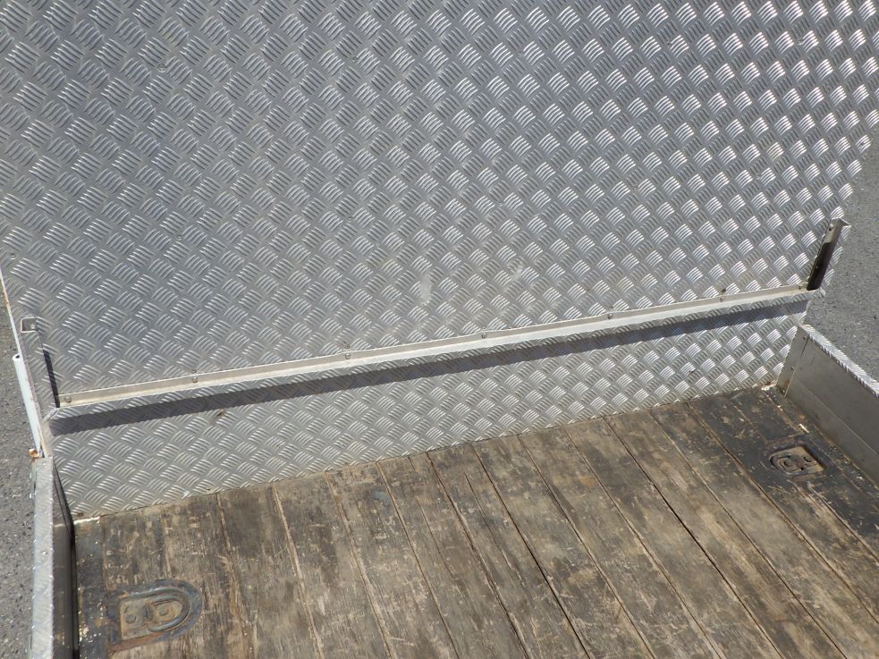 プロテクター裏側にリヤアオリ収納スペースがあります。|三菱 キャンター TKG-FEA50の写真20