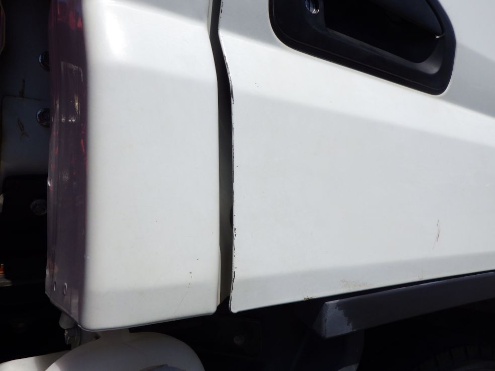 運転席側ドアにキズがあります。（助手席側にもあります）|三菱 キャンター TKG-FEA50の写真28