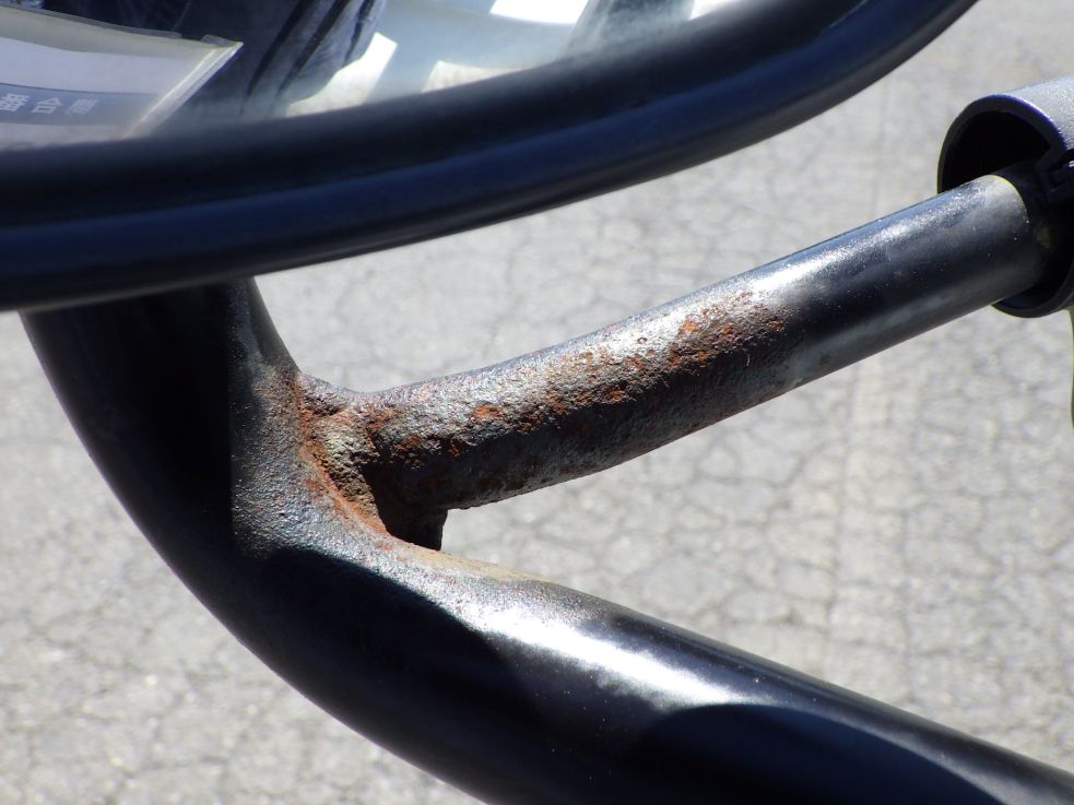 助手席側ミラーステーにサビ・曲がりがあります。|三菱 キャンター TKG-FEA50の写真32