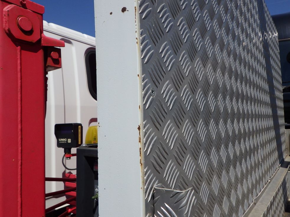 プロテクターの両サイドにサビがあります。|三菱 キャンター TKG-FEA50の写真35