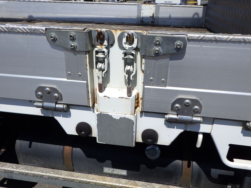 左右の中柱に塗装の剝がれがあります。|三菱 キャンター TKG-FEA50の写真38