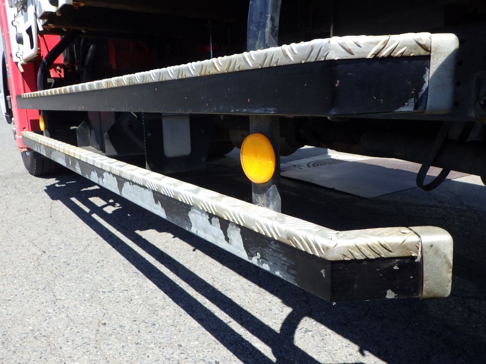 助手席側サイドバンパーに塗装の剝がれがあります。（運転席側にもあります）|三菱 キャンター TKG-FEA50の写真41