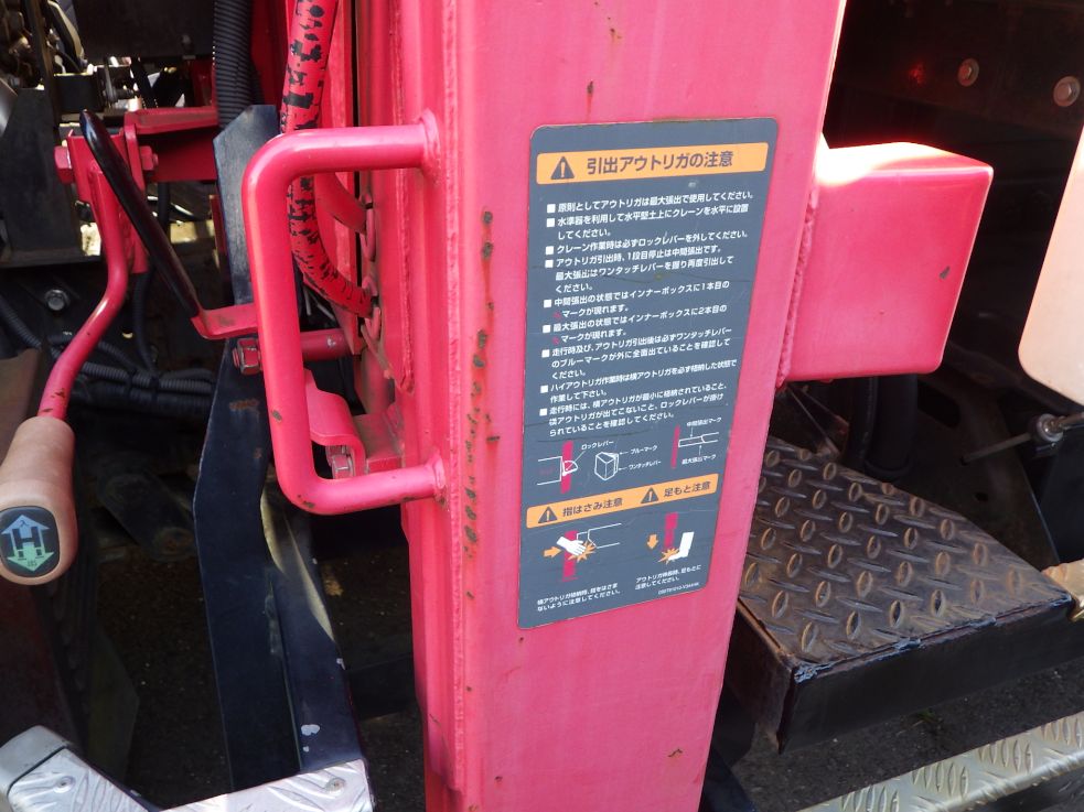 左右のアウトリガーにキズ・サビがあります。|三菱 キャンター TKG-FEA50の写真43