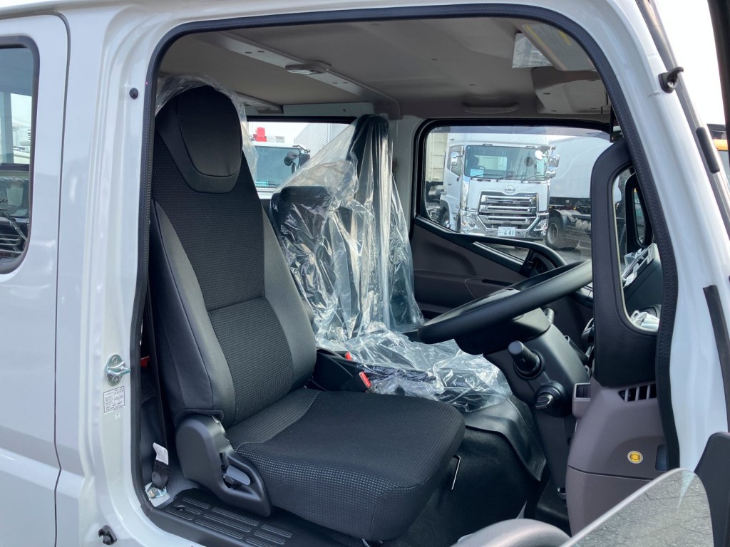 乗車定員は6名です。|三菱 キャンター 2RG-FBA20(2WD)の写真5