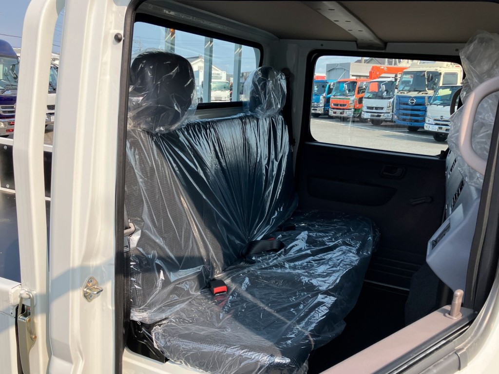 乗車定員は6名です。|三菱 キャンター 2RG-FBA20(2WD)の写真6