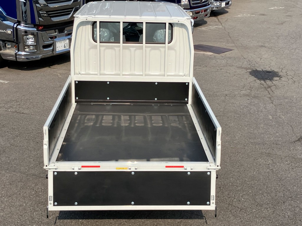 床は板張りです。|三菱 キャンター 2RG-FBA20(2WD)の写真10