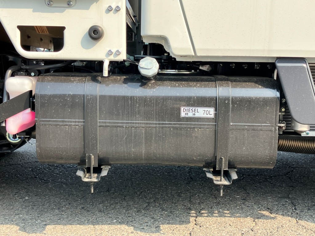 燃料タンクは70L・鉄製です。|三菱 キャンター 2RG-FBA20(2WD)の写真11