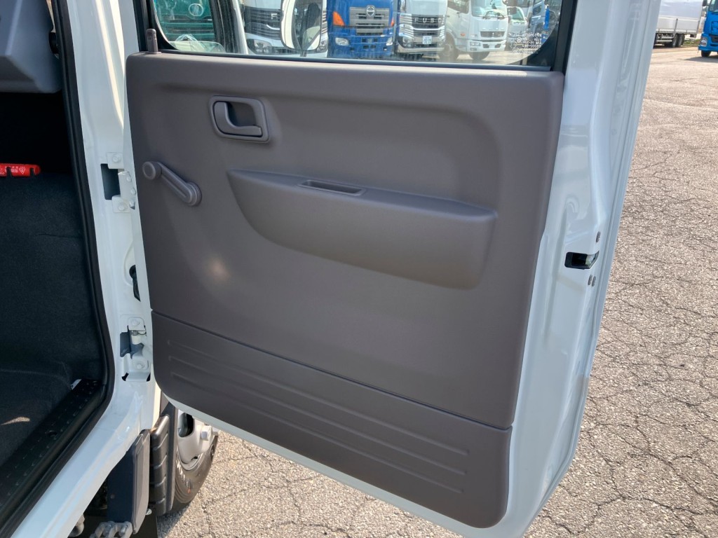 リヤドアは手動ウインドです。|三菱 キャンター 2RG-FBA20(2WD)の写真16