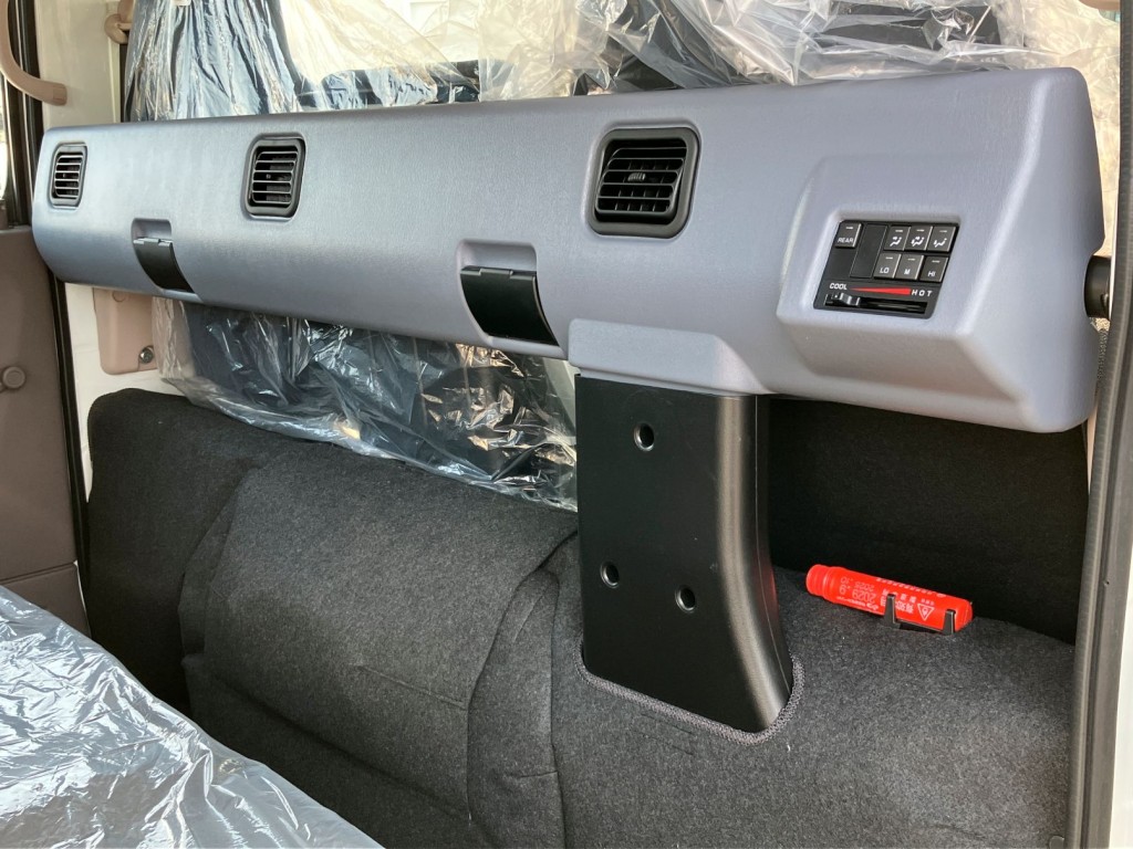 リヤエアコン付きです。|三菱 キャンター 2RG-FBA20(2WD)の写真17