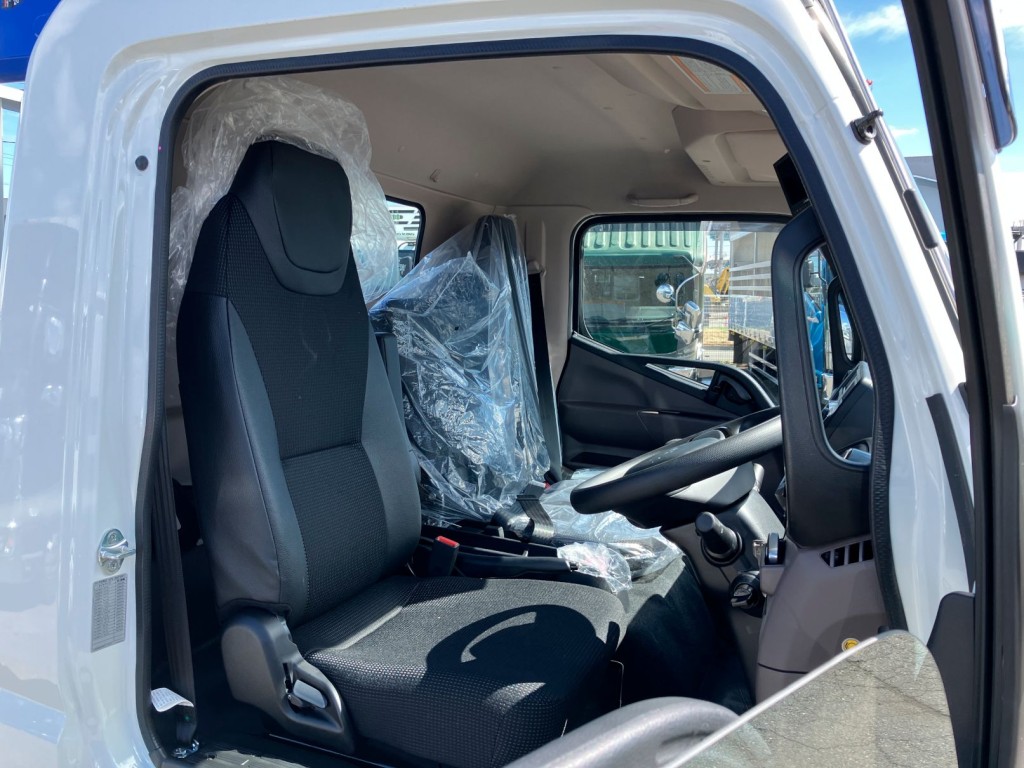 乗車定員は3名です。|三菱 キャンター 2PG-FEB90(2WD)の写真5