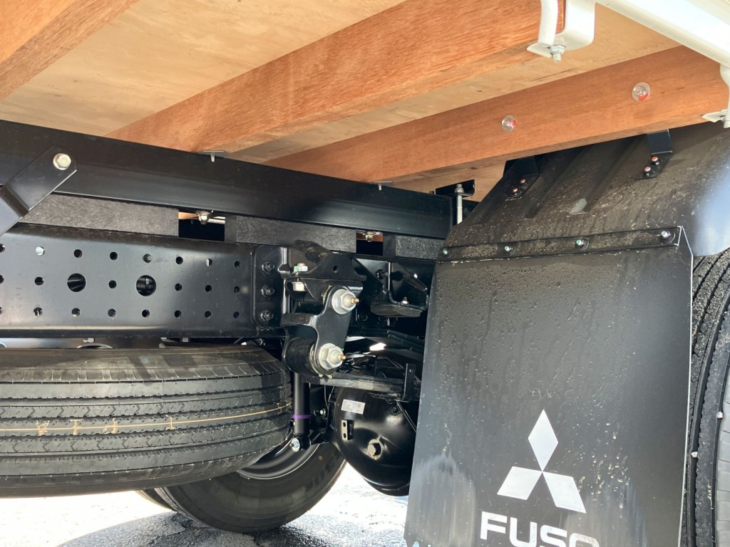 シャシとネタの状態です。縦ネタは鉄・横ネタは木製です|三菱 キャンター 2PG-FEB90(2WD)の写真6